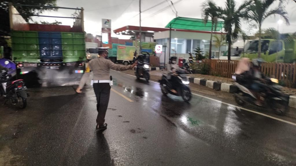 Meski hujan turun Kasat lantas Polres Parepare Urai Kemacetan di jalan trans Sulawesi Selatan Parepare