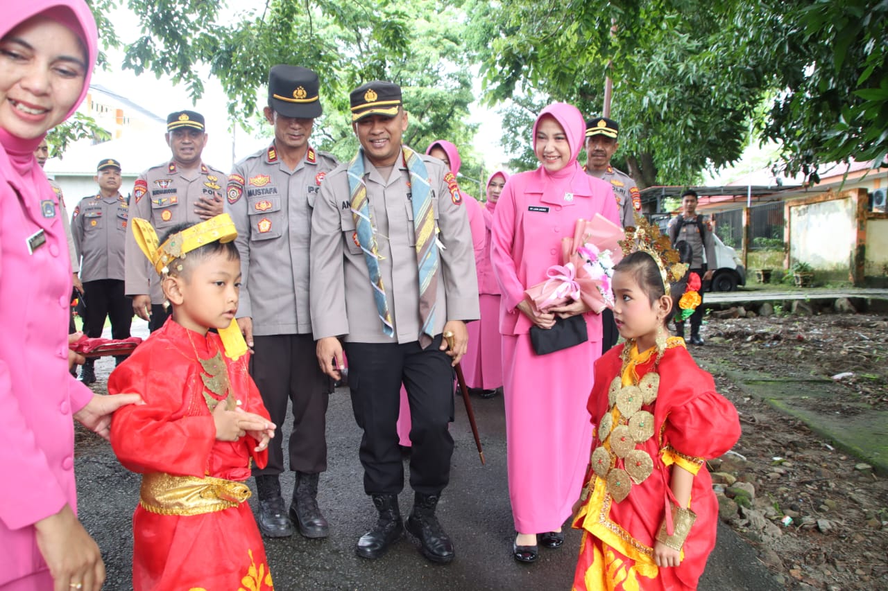 Kapolres Parepare Bersama Ketua Bhayangkari Cabang Parepare Kunjungan Kerja di Mapolsek Bacukiki