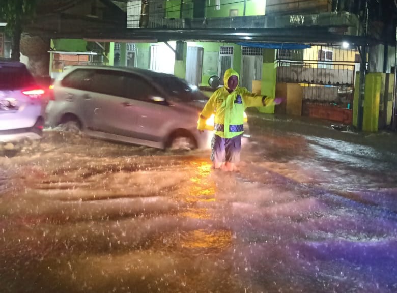 Hujan Tidak Menghalangi Polisi di Parepare Memberikan Pelayanan Prima, Apalagi disaat Banjir